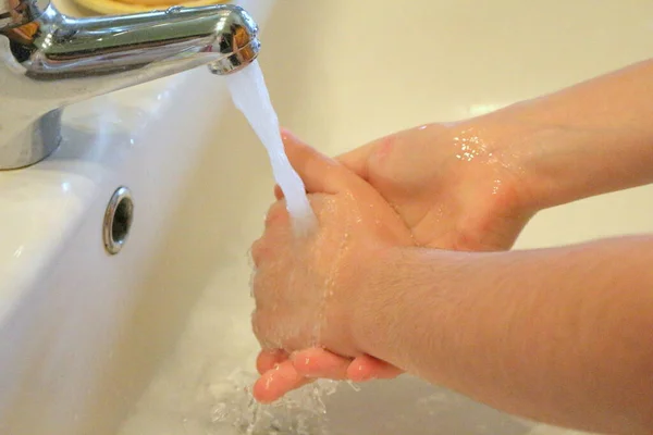 Koronavirüsü önlemek için ellerinizi sık sık suyla yıkayın ve sabun temizleyin. Avuçlarınızı ve parmaklarınızı iyice ovun.