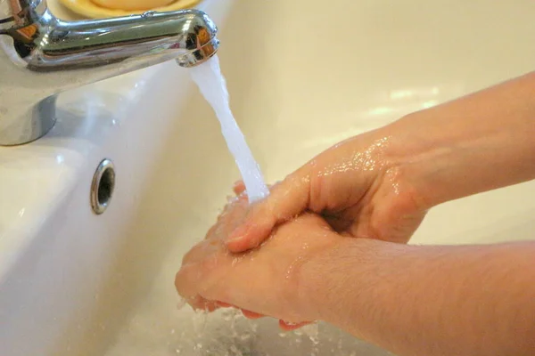 Koronavirüsü önlemek için ellerinizi sık sık suyla yıkayın ve sabun temizleyin. Avuçlarınızı ve parmaklarınızı iyice ovun.
