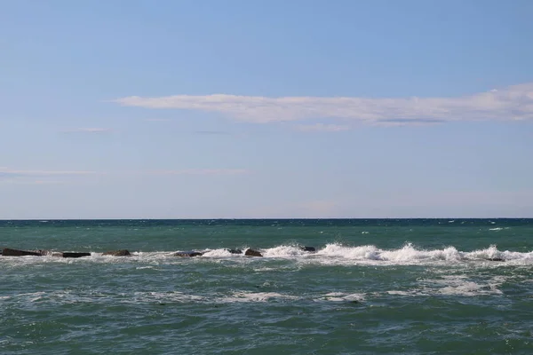 Deniz Manzarası Bari Rıhtımından Çekilmiş Küçük Dalgalar Köpükle Birlikte — Stok fotoğraf