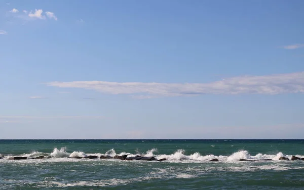 由巴里海滨拍摄的海洋全景 浪头小 泡沫小 — 图库照片