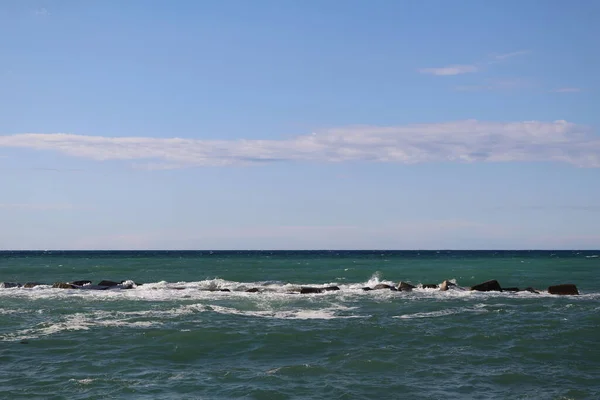由巴里海滨拍摄的海洋全景 浪头小 泡沫小 — 图库照片