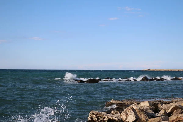 Panorama Marino Fotografiado Desde Paseo Marítimo Bari Agua Con Pequeñas —  Fotos de Stock