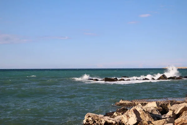 Морская Панорама Набережной Бари Вода Небольшими Волнами Пеной — стоковое фото