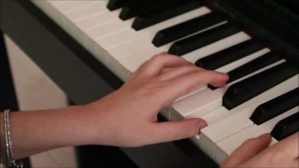 ピアノを弾く女の子の手 — ストック動画