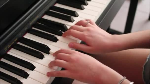 Manos Niña Tocando Piano — Vídeo de stock