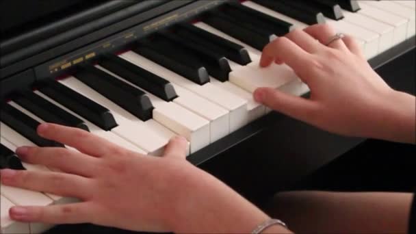Руки Девушки Играют Пианино — стоковое видео