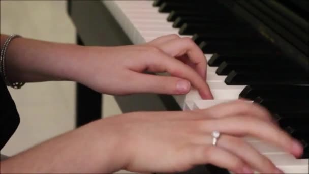 Flicka Händer Spelar Piano — Stockvideo