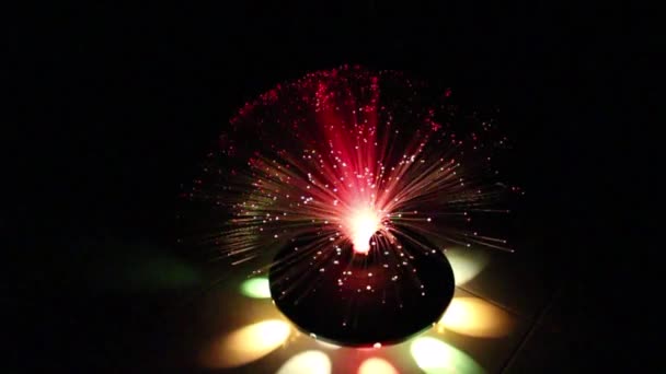 Lampu Optik Serat Yang Berputar Dan Menciptakan Efek Pencahayaan Spektakuler — Stok Video