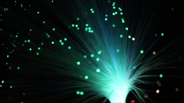 Glasfaserlampe Die Sich Dreht Und Spektakuläre Lichteffekte Erzeugt — Stockvideo