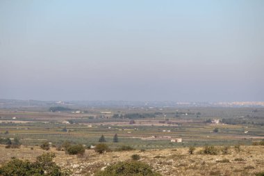 Quasano Alta Murgia Parkı. Murgia tepelerinin panoramik manzarası. Puglia, İtalya