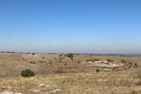 Quasano Alta Murgia Parkı. Murgia tepelerinin panoramik manzarası. Puglia, İtalya