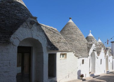 Alberobello, Puglia, İtalya 'dan Trulli, Orta-Güney Puglia' nın geleneksel kuru taşlarında bulunan bir konik yapı türüdür. Trulli genellikle kırsal bölgelerde geçici barınaklar ya da çiftçiler için kalıcı evler olarak inşa edildi..