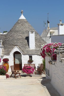 Alberobello, Puglia, İtalya 'dan Trulli, Orta-Güney Puglia' nın geleneksel kuru taşlarında bulunan bir konik yapı türüdür. Trulli genellikle kırsal bölgelerde geçici barınaklar ya da çiftçiler için kalıcı evler olarak inşa edildi..