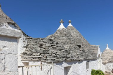 Alberobello, Puglia, İtalya 'dan Trulli, Orta-Güney Puglia' nın geleneksel kuru taşlarında bulunan bir konik yapı türüdür. Trulli genellikle kırsal bölgelerde geçici barınaklar ya da çiftçiler için kalıcı evler olarak inşa edildi..