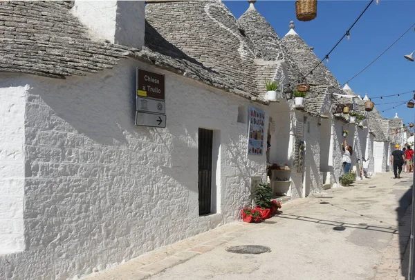 Alberobello, Puglia, İtalya 'dan Trulli, Orta-Güney Puglia' nın geleneksel kuru taşlarında bulunan bir konik yapı türüdür. Trulli genellikle kırsal bölgelerde geçici barınaklar ya da çiftçiler için kalıcı evler olarak inşa edildi..