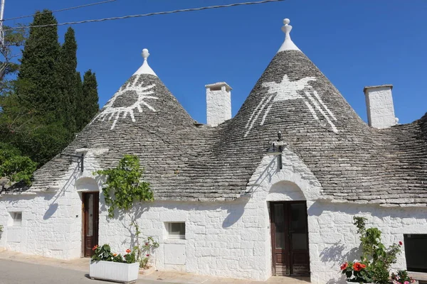Alberobello, Puglia, İtalya 'dan Trulli, Orta-Güney Puglia' nın geleneksel kuru taşlarında bulunan bir konik yapı türüdür. Trulli genellikle kırsal bölgelerde geçici barınaklar ya da çiftçiler için kalıcı evler olarak inşa edildi..