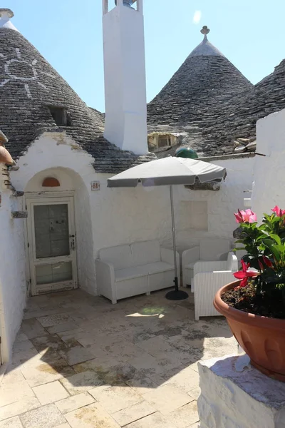 Alberobello, Puglia, İtalya 'dan Trulli, Orta-Güney Puglia' nın geleneksel kuru taşlarında bulunan bir konik yapı türüdür. Trulli genellikle kırsal bölgelerde geçici barınaklar ya da çiftçiler için kalıcı evler olarak inşa edildi..