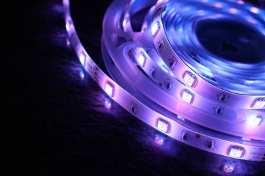 Çok renkli LED şerit, soğuk ışık iç aydınlatma için parlak kurdele
