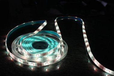 Çok renkli LED şerit, soğuk ışık iç aydınlatma için parlak kurdele