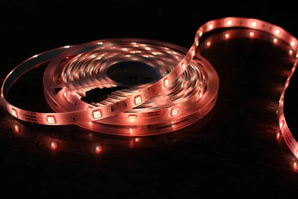 多色Ledストリップ 冷たい光のインテリア照明のための発光リボン — ストック写真