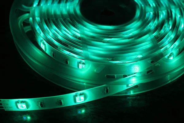 多色Ledストリップ 冷たい光のインテリア照明のための発光リボン — ストック写真