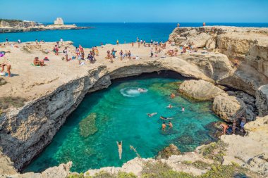 Şiir Mağarası. Grotta della poesja. Puglia 'da turistik bir yer. İtalya