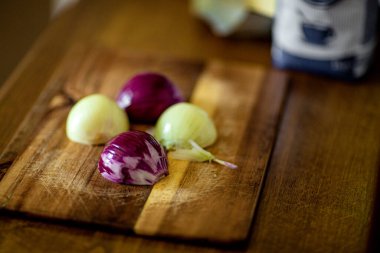 Kırmızı ve beyaz soğanlar.