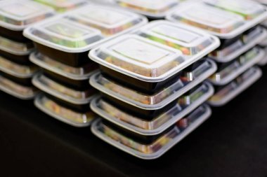 Koyu arka planda yemek servisi.