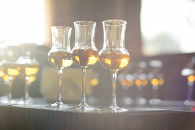 Viski tatmanın genel görünümü. Viski bardağı..