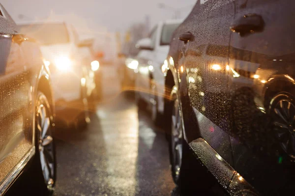 雨の夜の交通渋滞 車の行 — ストック写真