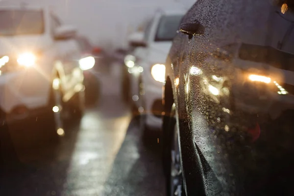 雨の夜の交通渋滞 車の行 — ストック写真