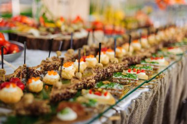 Açık büfede ya da ziyafette atıştırmalıklar. Yemek servisi..