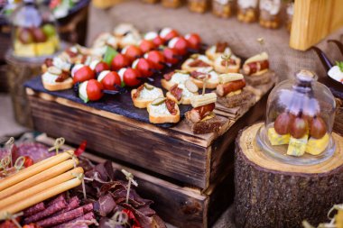 Açık büfede ya da ziyafette atıştırmalıklar. Yemek servisi..