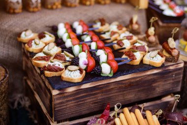 Açık büfede ya da ziyafette atıştırmalıklar. Yemek servisi..
