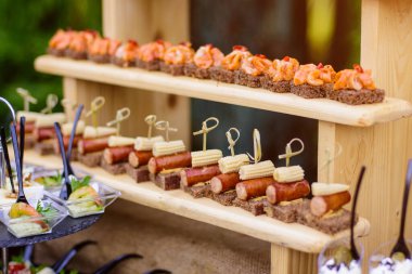 Açık büfede ya da ziyafette atıştırmalıklar. Yemek servisi..