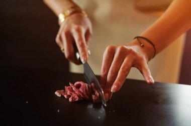 Aşçılık ustası. Makarna hazırlıyorum. Eller