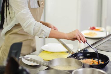 Aşçılık ustası. Makarna hazırlıyorum. Eller