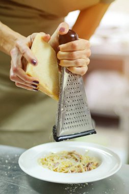 Aşçılık ustası. Makarna hazırlıyorum. Eller