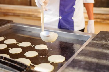 Bir şef krep yapıyor. Atölye