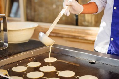 Bir şef krep yapıyor. Atölye