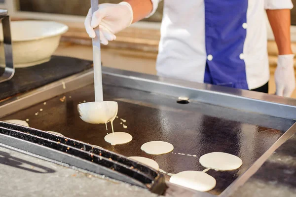 Bir şef krep yapıyor. Atölye