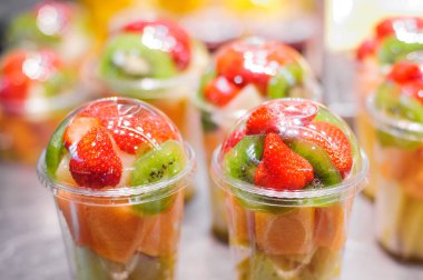 Piyasada taze meyveli plastik bardaklar.