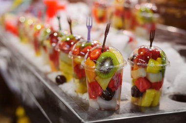 Piyasada taze meyveli plastik bardaklar.