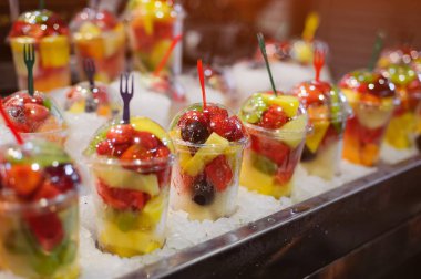 Piyasada taze meyveli plastik bardaklar.