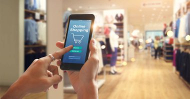Akıllı telefon kadın elinde online alışveriş. Ağ bağlantısı mobil ekran üzerinde. Online ödeme. Alışveriş merkezi alışveriş arka plan