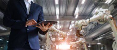 Endüstriyel Yöneticisi'ni kullanarak tablet onay mühendislik ve otomasyon robot silah makine akıllı fabrika endüstriyel veri sistemi yazılım arabirimi üzerinde kontrol edin. Roboticts ve dijital üretim işlemi kaynak. Sanayi 4.0 konsept