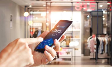 Mobil ödeme ekranında, Mall alışveriş arka plan online alışveriş ağ bağlantısı için kullanan adam. Tüm ekran ve kredi kartı kadar tasarlanmıştır.