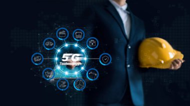 Mühendis Yöneticisi veya büyüyen simgesi 5 g teknolojisi ile tablet tutan işadamı. Geleceği ve eğilim pazarlama. Küresel iş ve iletişim ağ bağlantısı