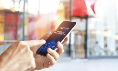 Mobil ödeme online kullanan adam alışveriş merkezi alışveriş arka plan ağ bağlantı üstünde perde, alışveriş. Tüm ekran ve kredi kartı kadar tasarlanmıştır.