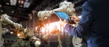 Endüstri Mühendisi Yöneticisi'ni kullanarak onay tablet ve akıllı fabrika sistemi yazılım izleme Endüstriyel Otomasyon robot silah makine kontrol. Roboticts ve dijital üretim işlemi kaynak. Sanayi 4.0 konsept